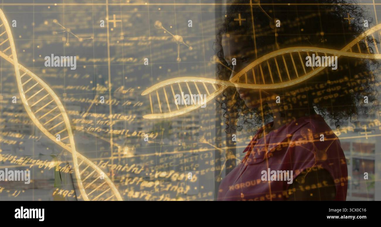 Ricercatore permanente che esamina codici e diagrammi di rete in laboratorio, con eliche Golden DNA, spazio di copia Foto Stock