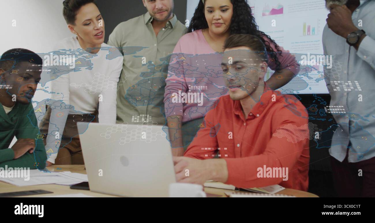 Operaio in camicia rossa con laptop argento nella sala meeting al tavolo, con carte stampate Foto Stock