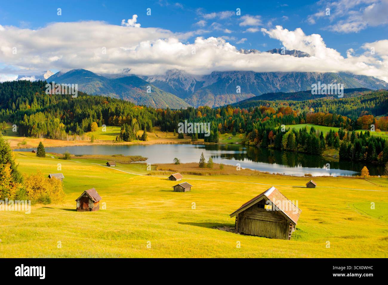 Panorama Herbstlandschaft vor dem Karwendelgebirge a Bayern Panoramalandschaft von Almwiesen mit dem malerischen Gerolder SEE vor der Kulisse des Kar Foto Stock