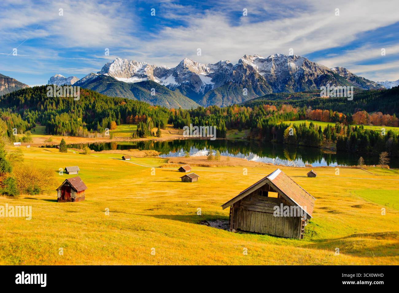 Panorama Herbstlandschaft vor dem Karwendelgebirge a Bayern Panoramalandschaft von Almwiesen mit dem malerischen Gerolder SEE vor der Kulisse des Kar Foto Stock