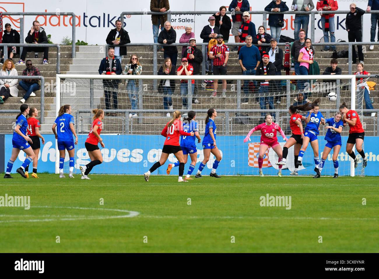 Lewes, Inghilterra. 12 ottobre 2025. Goalmouth durante la partita della fa Women's National League Southern Premier Division tra Lewes e Gwalia United al Dripping Pan di Lewes, Inghilterra, Regno Unito, il 12 ottobre 2025. Crediti: Duncan Thomas/Majestic Media. Foto Stock