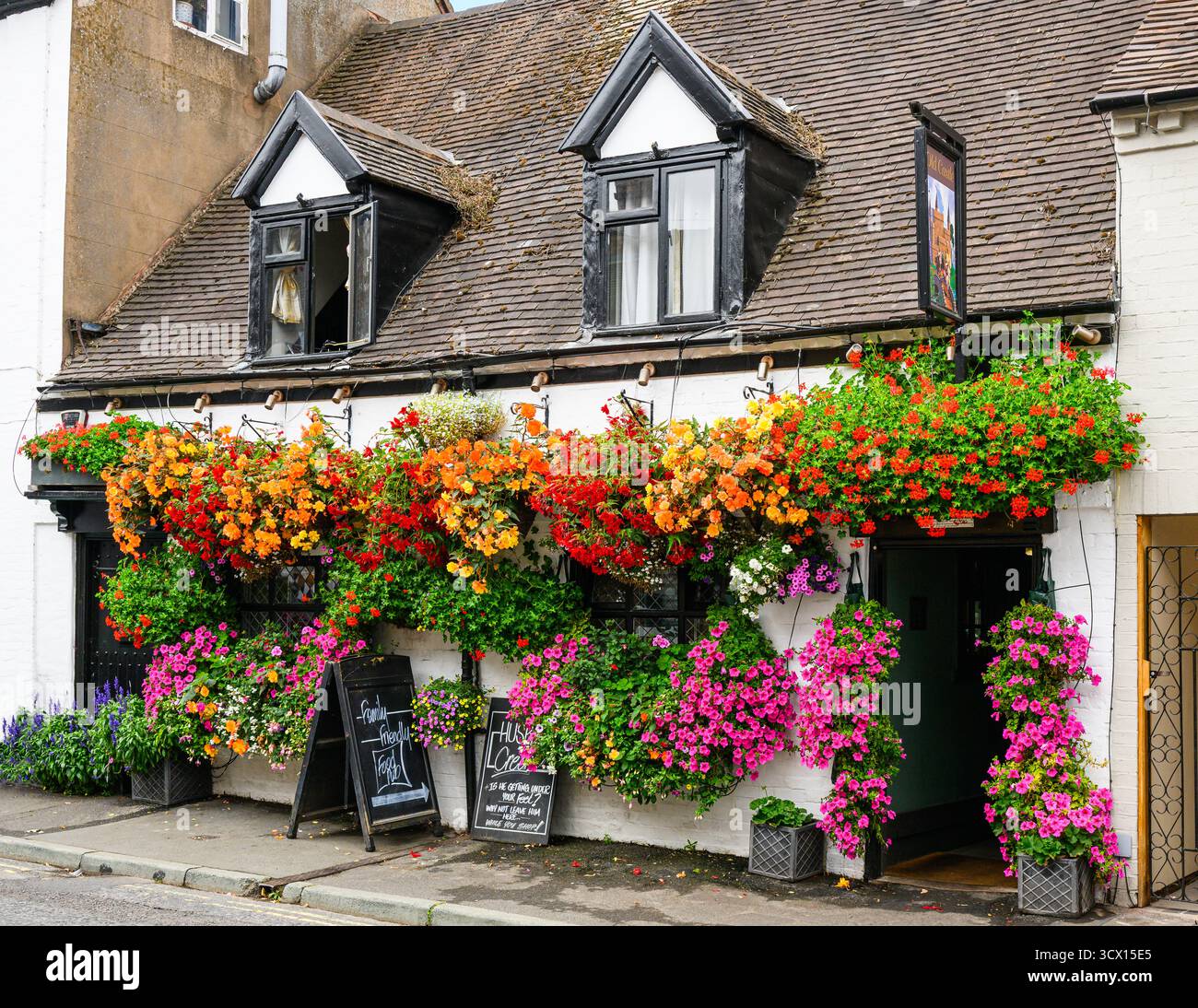 Bridgnorth, Inghilterra, Regno Unito - 26 agosto 2025; messa di fiori che decorano fuori dal pub Old Castle a Bridgnorth nello Shropshire Foto Stock