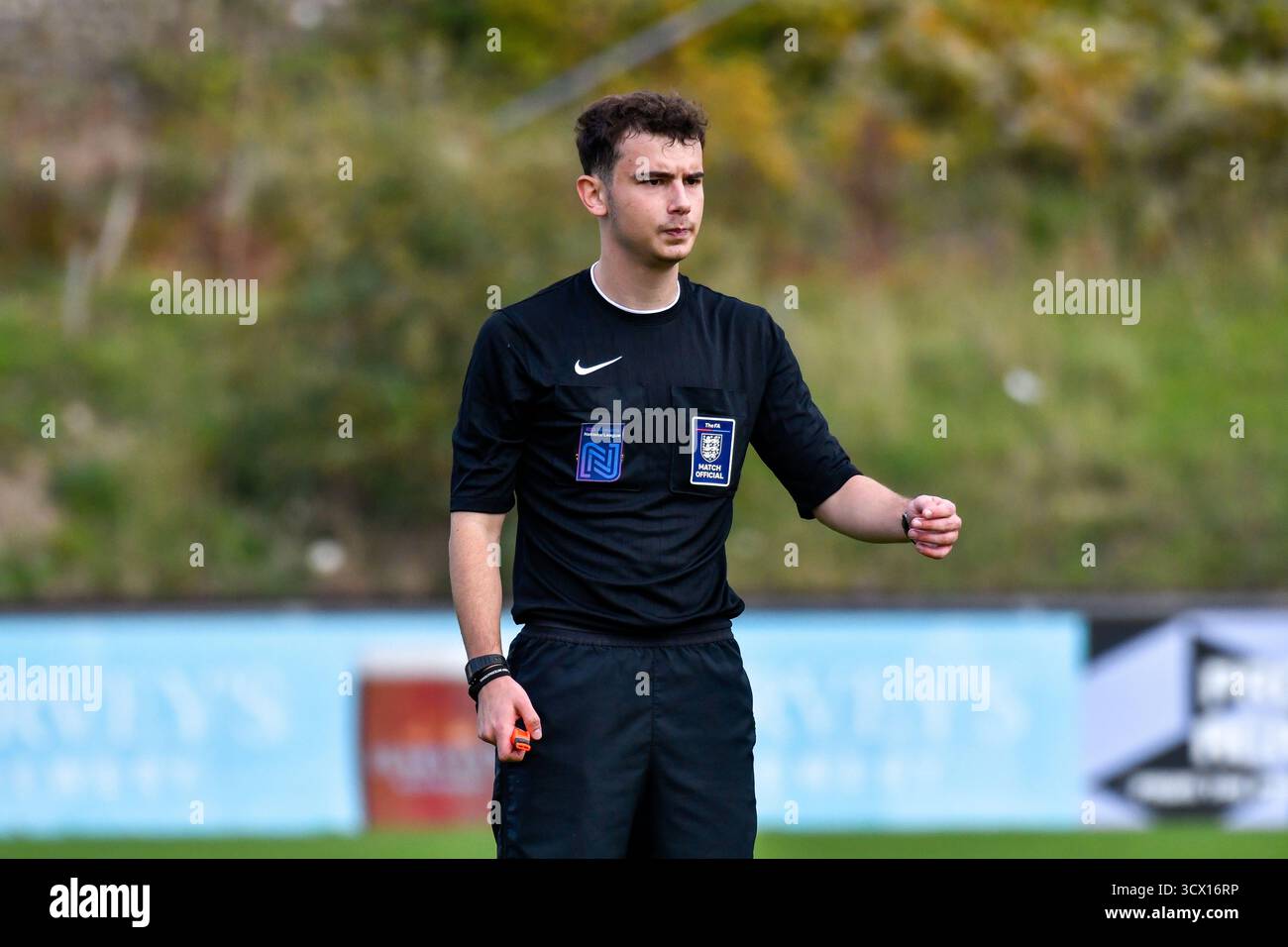 Lewes, Inghilterra. 12 ottobre 2025. L'arbitro Thomas Fondie durante la partita di fa Women's National League Southern Premier Division tra Lewes e Gwalia United al Dripping Pan di Lewes, Inghilterra, Regno Unito, il 12 ottobre 2025. Crediti: Duncan Thomas/Majestic Media. Foto Stock