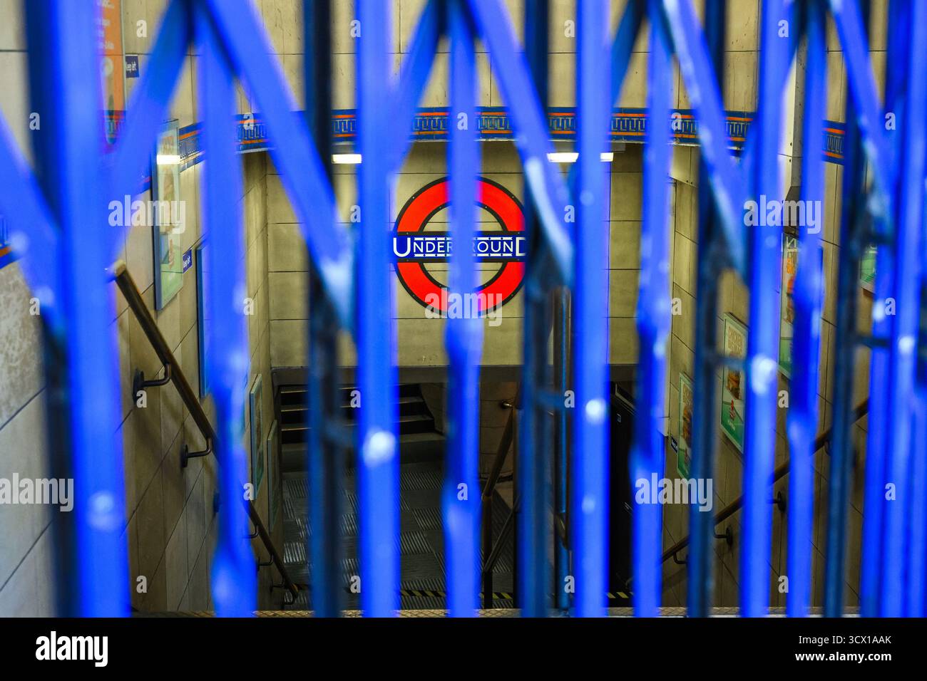 Londra, Regno Unito - 10 settembre 2025; la stazione della metropolitana di Londra è chiusa durante il giorno con il cancello blu a causa dell'azione industriale Foto Stock