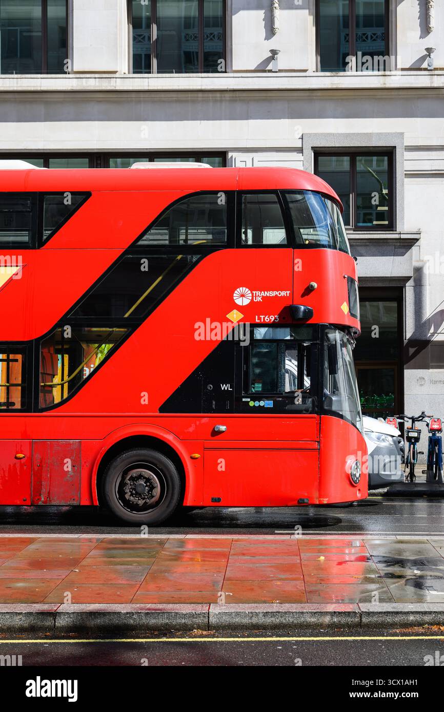 Londra, Regno Unito - 10 settembre 2025;trasporto Regno Unito Londra New Routemaster autobus a due piani Foto Stock