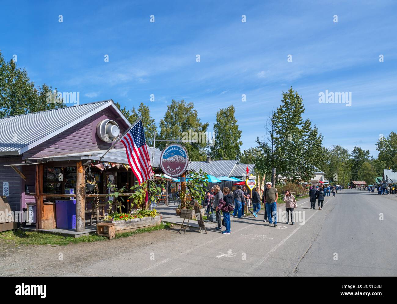 Ristorante e negozi sulla East Main Street a Talkeetna, Alaska, Stati Uniti Foto Stock
