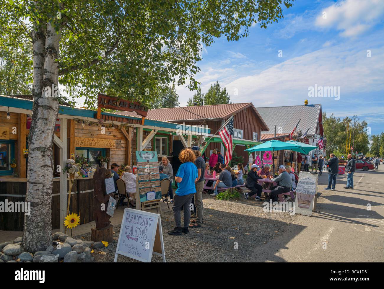 Ristorante e negozi di pesce sulla East Main Street a Talkeetna, Alaska, USA Foto Stock