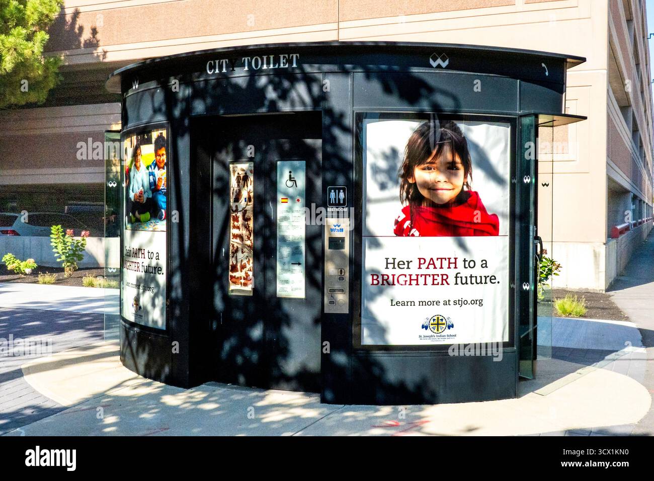 Boston, ma - US - 2 ottobre 2025 uno dei bagni urbani automatizzati di colore nero cilindrico di Boston costruito da JCDecaux, con pubblicità all'esterno. Foto Stock