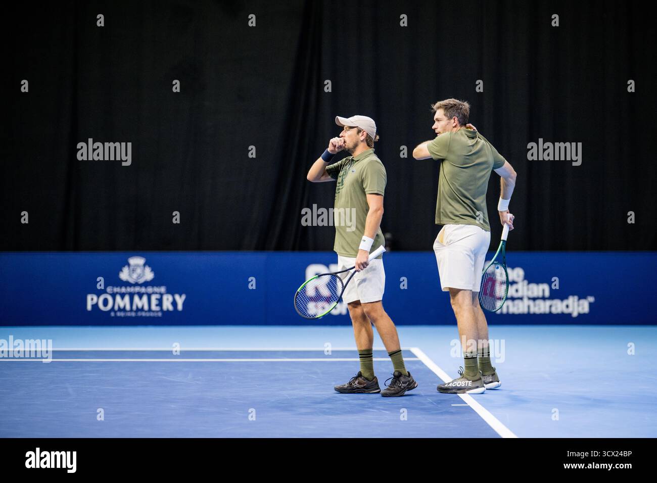 Bruxelles, Belgio. 13 ottobre 2025. Il francese Gregoire Jacq e il francese Nicolas Mahut nella foto in azione durante il torneo europeo Open ATP di tennis a Bruxelles, lunedì 13 ottobre 2025. L'edizione di quest'anno del torneo si svolgerà dal 12 al 19 ottobre 2025. BELGA PHOTO JASPER JACOBS credito: Belga News Agency/Alamy Live News Foto Stock