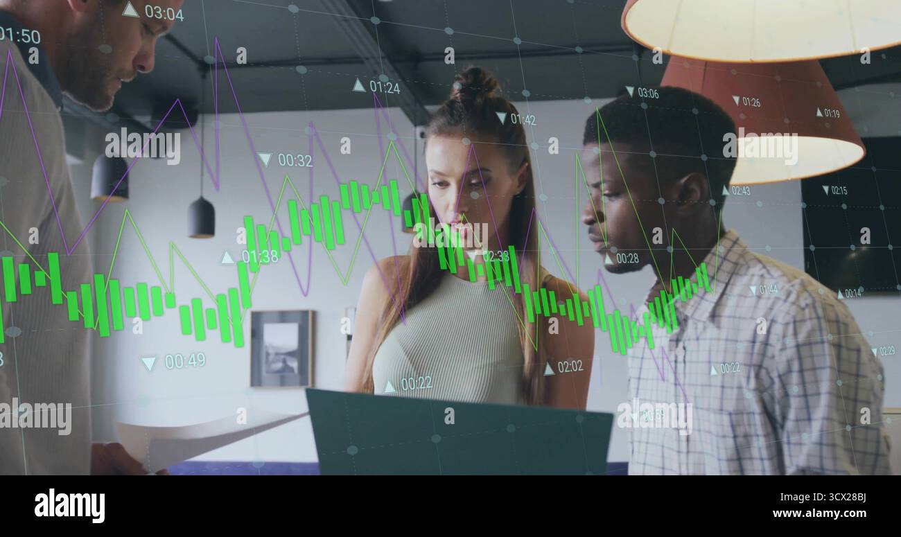 Analisi di un analista che detiene una cartella documenti della marina negli uffici moderni, con carte digitali sovrapposte Foto Stock