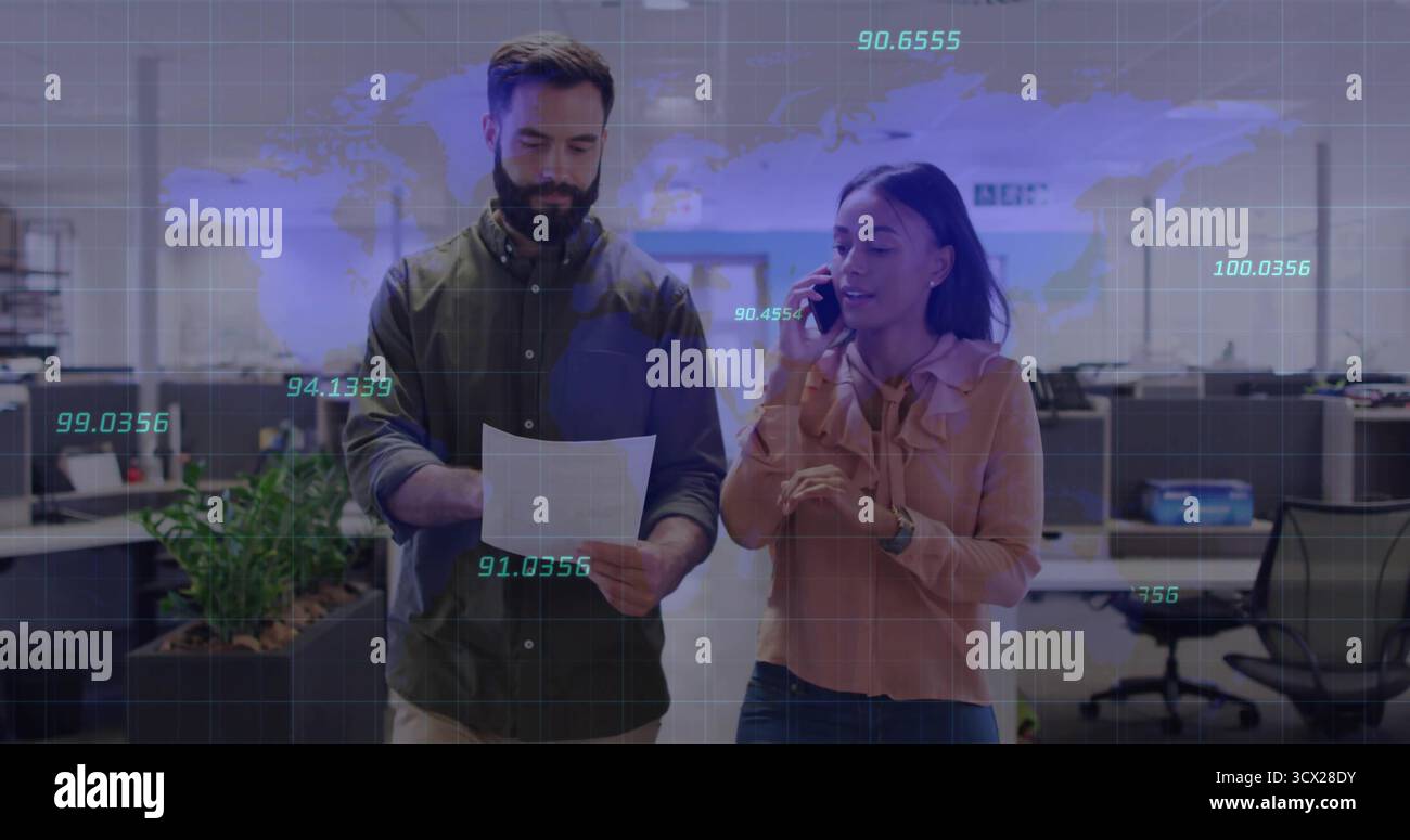 Colleghi che camminano indossando camicia e camicetta e discutono di documenti in ufficio con il telefono e la mappa Foto Stock
