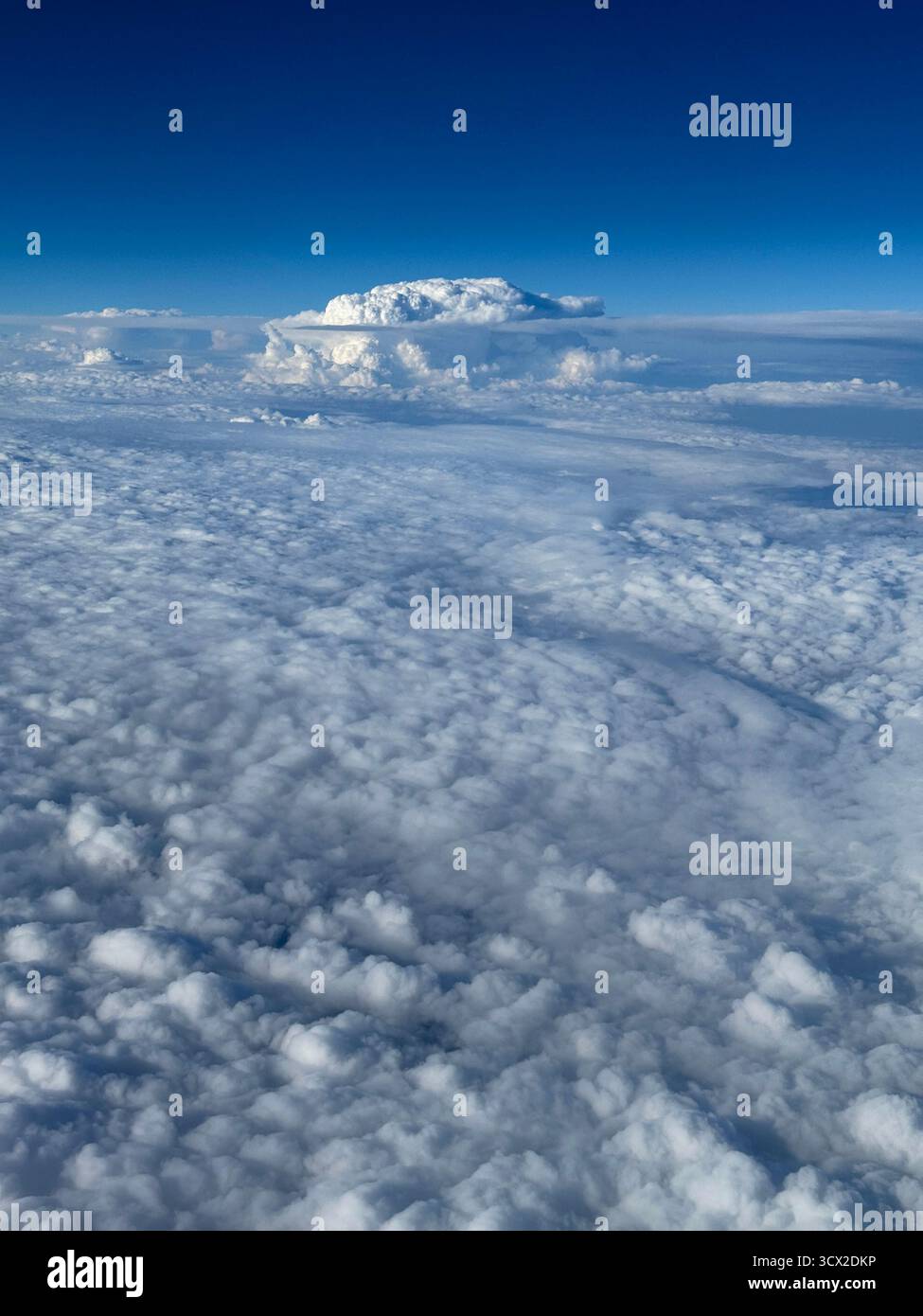 Vista dalla finestra di un aereo che guarda verso il basso sulle nuvole Foto Stock