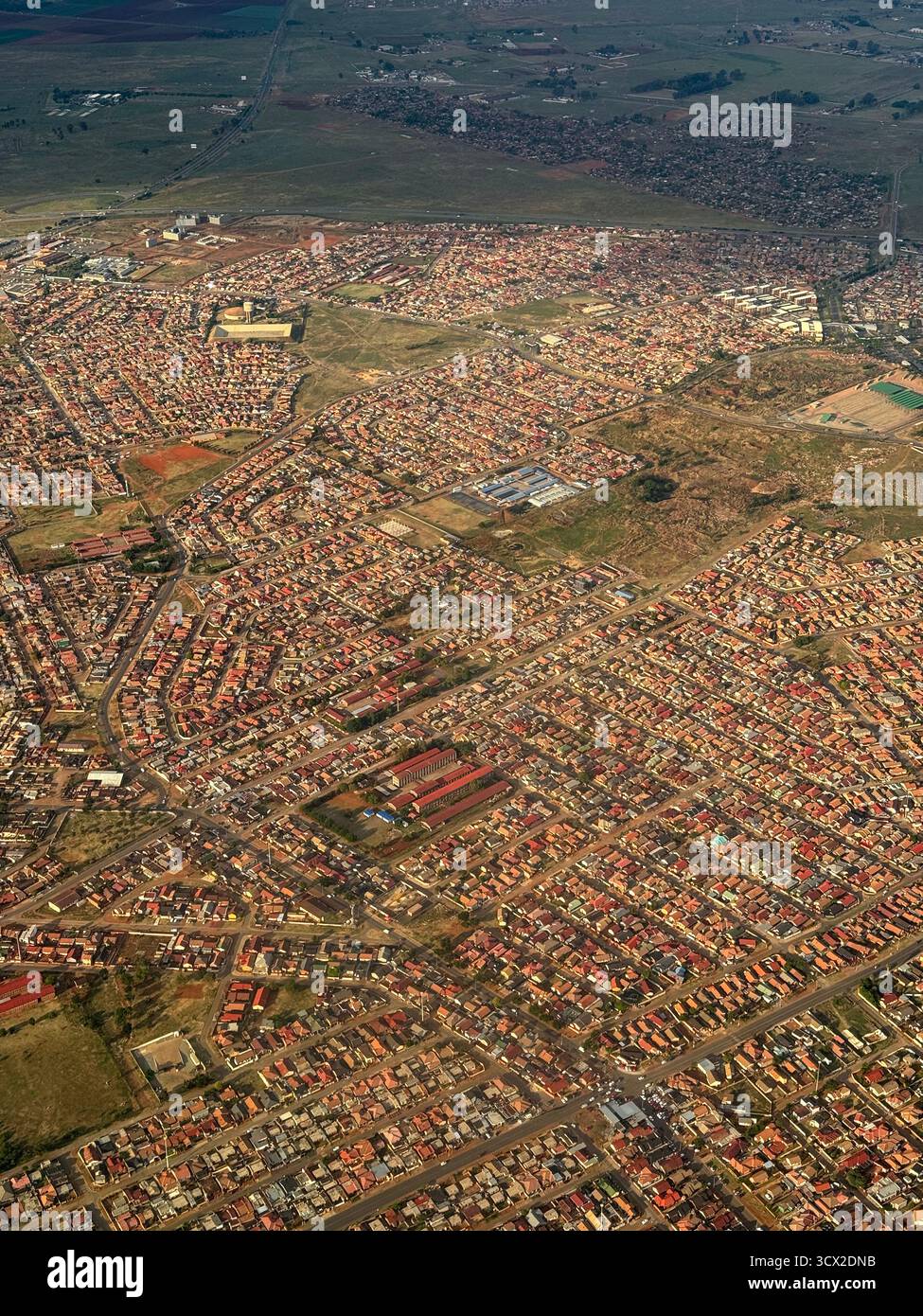 Vista aerea delle case mentre l'aereo arriva a terra - Immagine stock catturata con smartphone