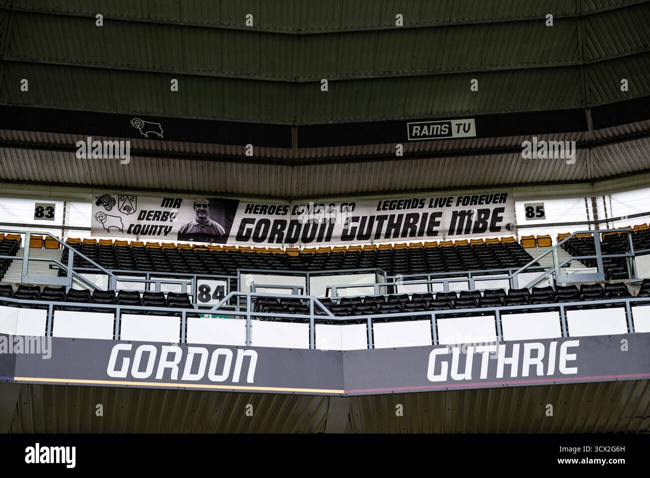 Pride Park, Derby, Midlands, Regno Unito. 13 ottobre 2025. Qualificazione al Campionato europeo Under 21 UEFA, Inghilterra contro Andorra; Una vista dello striscione che celebra Gordon Guthrie MBE Credit: Action Plus Sports/Alamy Live News Foto Stock