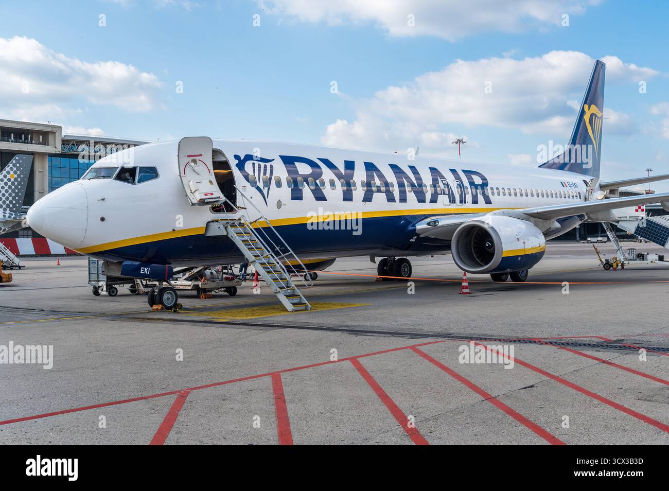 Ferno, Milano-Malpensa, Lombardia, Italia - 1 ottobre 2025: Boeing Aircraft della compagnia aerea low-cost Ryanair presso l'Aeroporto Internazionale di Milano Malpensa. Foto Stock