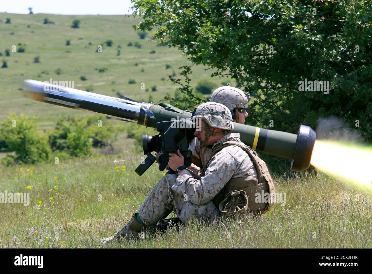 I marines statunitensi con la forza rotante del Mar Nero sparano un FGM-148 Javelin nella Babadag Training area, Romania, 19 maggio. Marines statunitensi, rumeni e bulgari Foto Stock