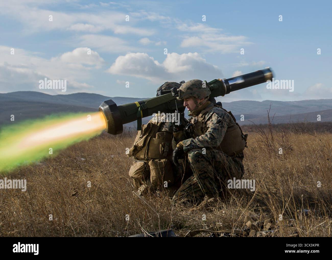 I Marines degli Stati Uniti sparano il missile Javelin FGM-148 durante un raggio di fuoco vivo per esercitazione Platinum Lion presso la Novo Selo Training area, Bulgaria, 15 dicembre, 2 Foto Stock