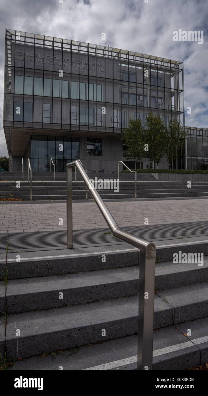 Wexford Town, Contea di Wexford, Irlanda, 25 agosto 2025. Entrata del Consiglio della contea di Wexford con corrimano davanti Foto Stock