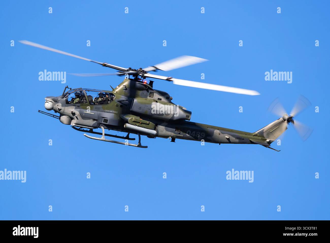 Ostrava, Repubblica Ceca - 19 settembre 2025: Elicottero d'attacco Bell AH-1Z Viper dell'Aeronautica militare ceca. Operazioni di volo. Aviazione militare e velivoli a rotazione. Foto Stock
