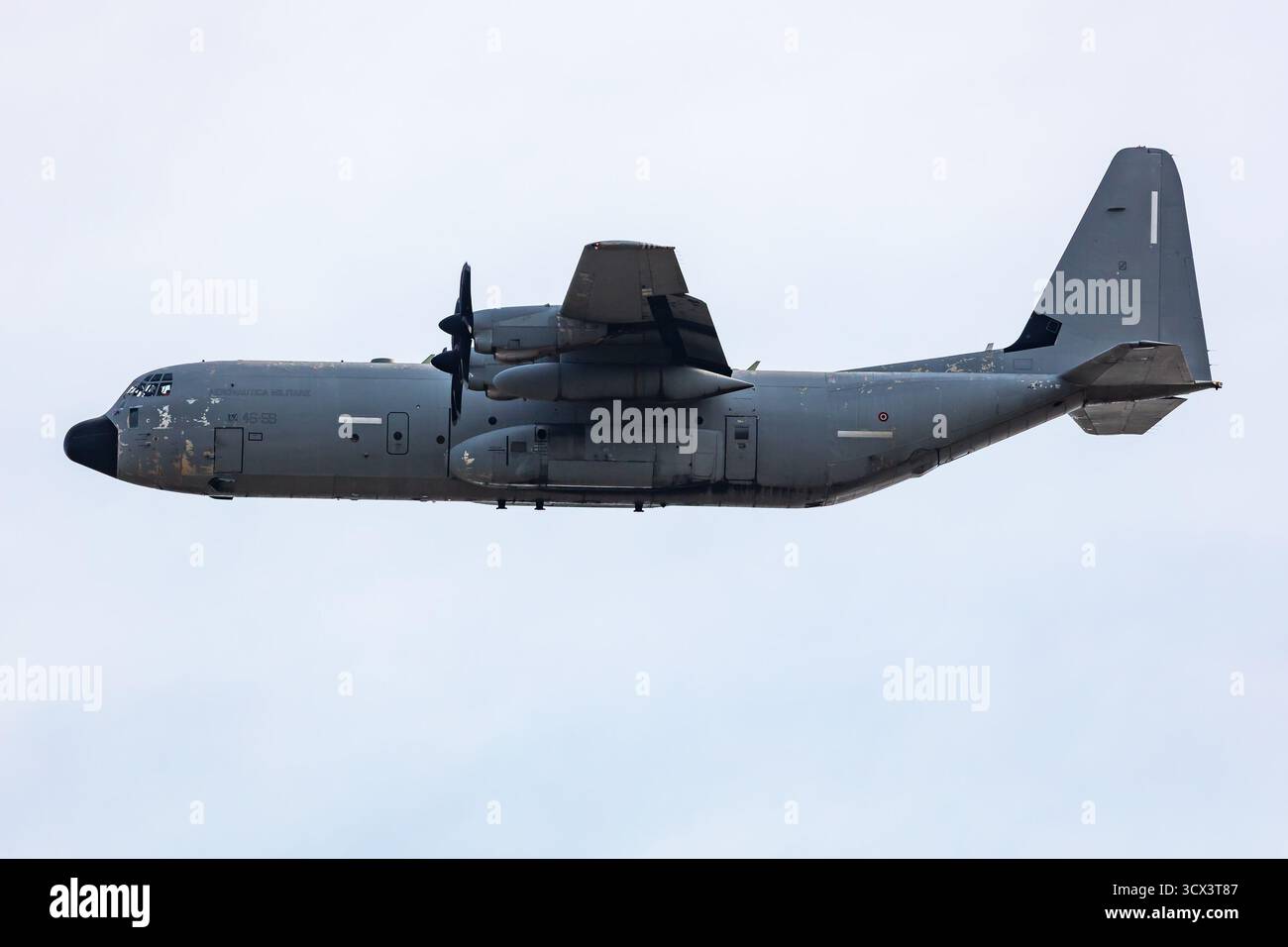 Radom, Polonia - 28 agosto 2025: Aereo da trasporto militare Lockheed C-130 Hercules dell'Aeronautica militare. Operazioni di volo dell'aeronautica. Aviazione e aerei Foto Stock