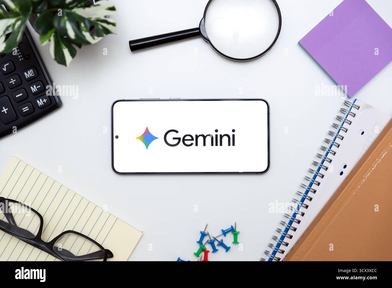 Wroclaw, Polonia - 12 ottobre 2025: Logo della piattaforma Google Gemini su smartphone. Google Gemini è una delle piattaforme di intelligenza artificiale più popolari Foto Stock