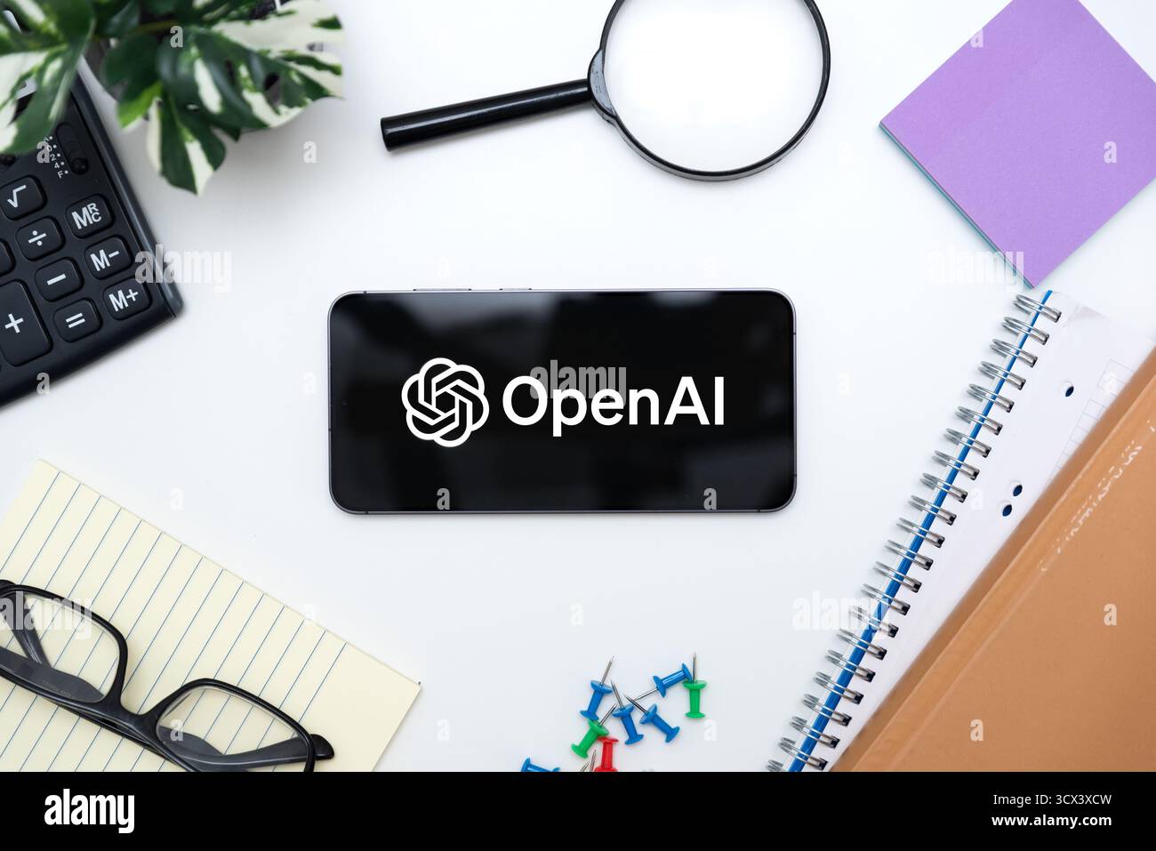 Wroclaw, Polonia - 12 ottobre 2025: Logo OpenAI su smartphone. OpenAI è una delle piattaforme di intelligenza artificiale più diffuse Foto Stock