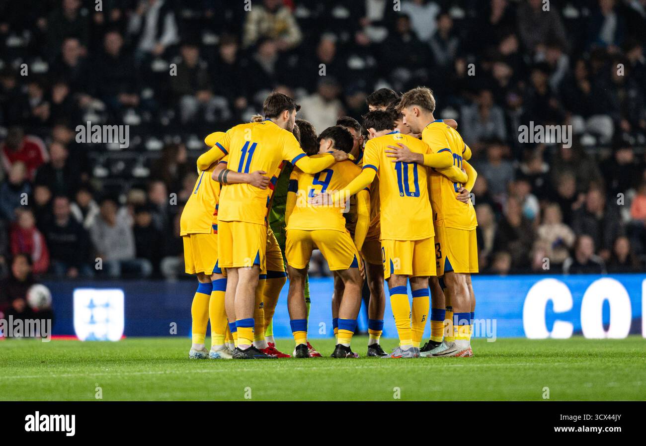 Pride Park, Derby, Midlands, Regno Unito. 13 ottobre 2025. Qualificazione al Campionato europeo Under 21 UEFA, Inghilterra contro Andorra; giocatori U21 di Andorra si sono riuniti prima del calcio d'inizio crediti: Action Plus Sports/Alamy Live News Foto Stock