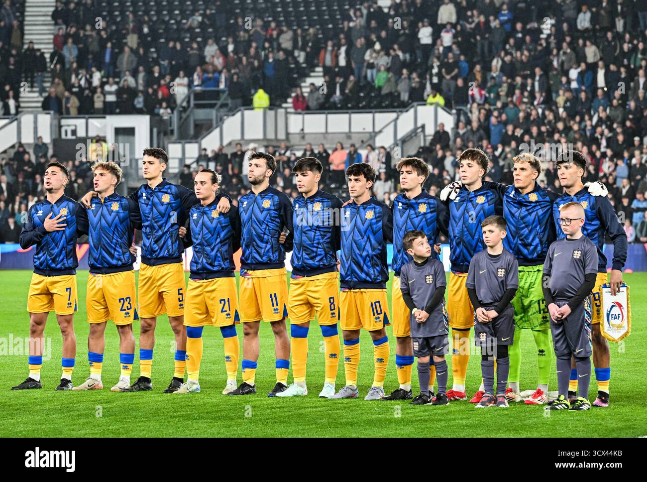 Pride Park, Derby, Midlands, Regno Unito. 13 ottobre 2025. Qualificazione al Campionato europeo Under 21 UEFA, Inghilterra contro Andorra; i giocatori U21 di Andorra cantano l'inno nazionale Credit: Action Plus Sports/Alamy Live News Foto Stock