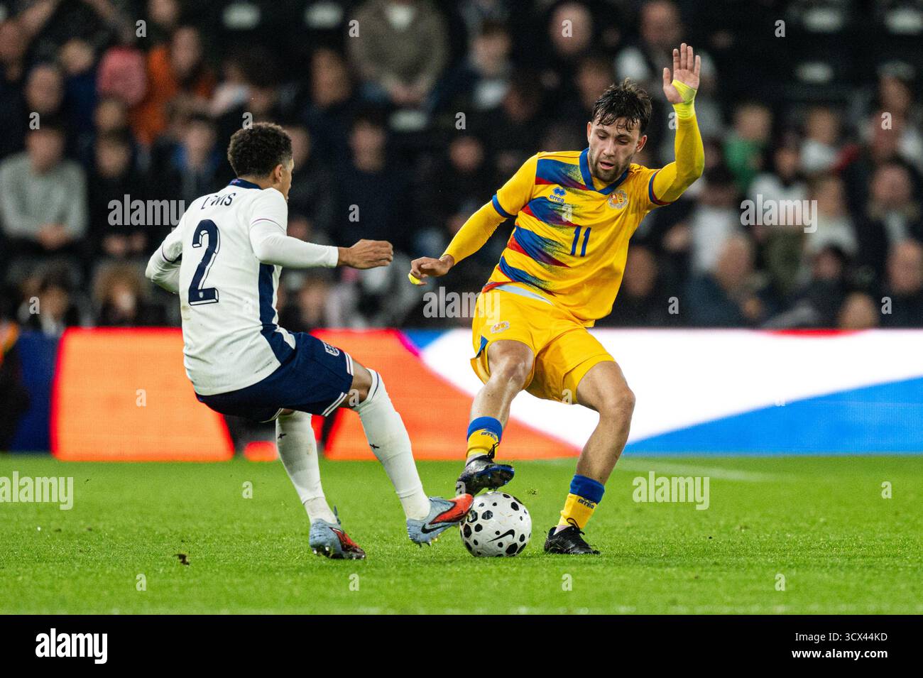 Pride Park, Derby, Midlands, Regno Unito. 13 ottobre 2025. UEFA European Under 21 Championship Qualifying, Inghilterra contro Andorra; Rico Lewis Under 21 sfida Nil Boutarfas di Andorra U21 per il pallone Credit: Action Plus Sports/Alamy Live News Foto Stock