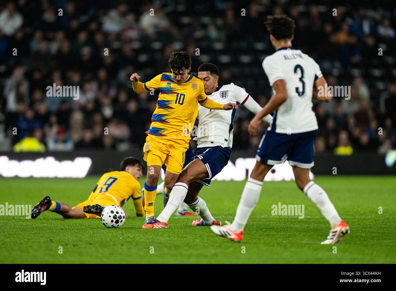 Pride Park, Derby, Midlands, Regno Unito. 13 ottobre 2025. Qualificazione al Campionato europeo Under 21 UEFA, Inghilterra contro Andorra; OT Remolins di Andorra U21 è affrontata da Jobe Bellingham dell'Inghilterra U21 Credit: Action Plus Sports/Alamy Live News Foto Stock