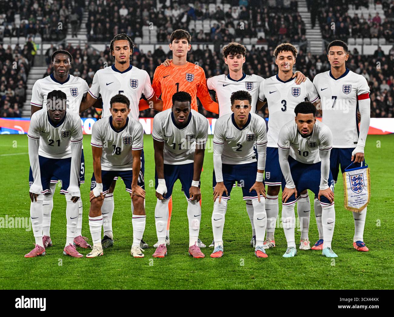 Pride Park, Derby, Midlands, Regno Unito. 13 ottobre 2025. Qualificazione al Campionato europeo Under 21 UEFA, Inghilterra contro Andorra; Inghilterra U21 giocatori in posa per una foto della squadra prima del calcio d'inizio credito: Action Plus Sports/Alamy Live News Foto Stock