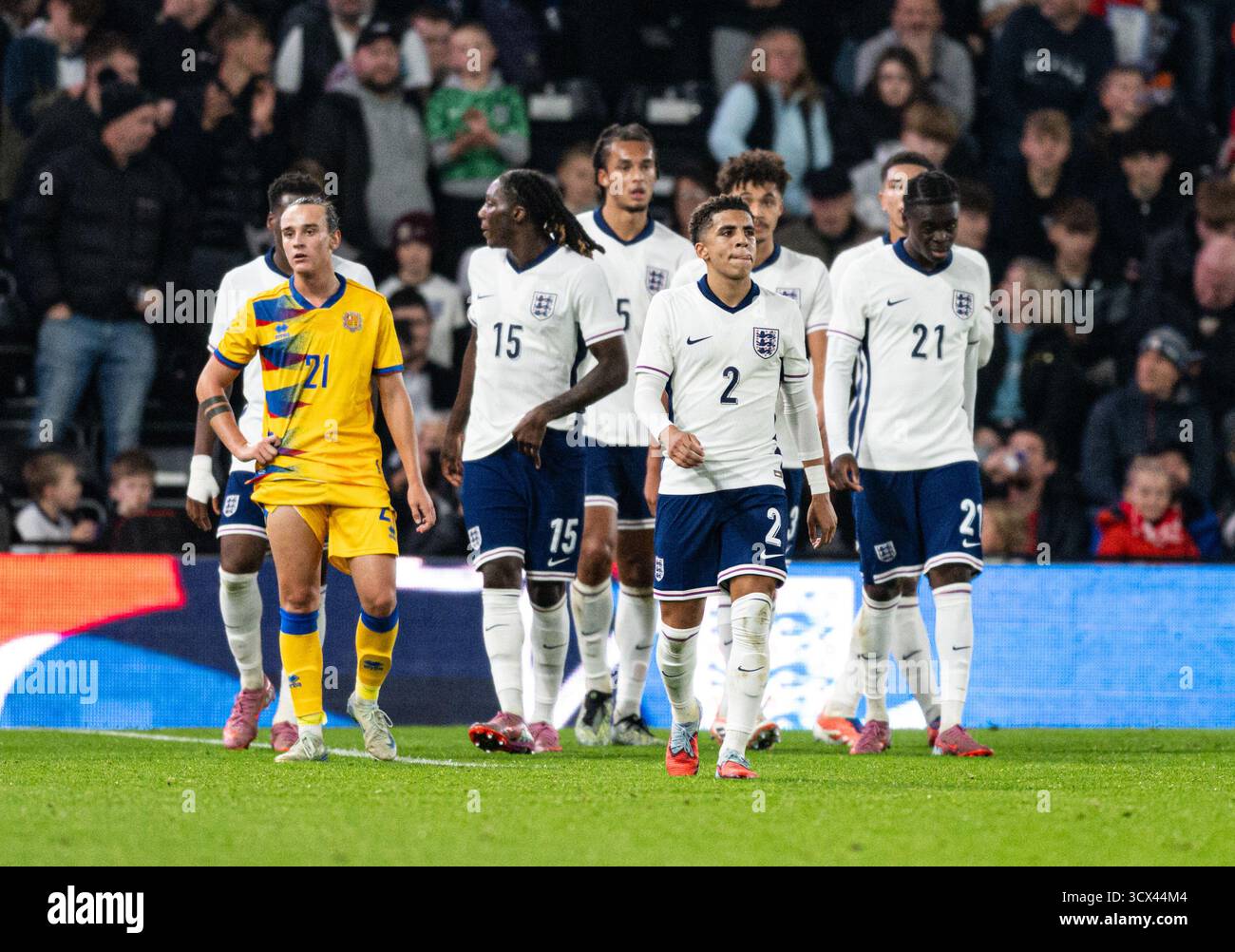 Pride Park, Derby, Midlands, Regno Unito. 13 ottobre 2025. Qualificazione al Campionato europeo Under 21 UEFA, Inghilterra contro Andorra; Tyrique George d'Inghilterra U21 festeggia con la sua squadra dopo aver segnato al 41° minuto per 1-0 crediti: Action Plus Sports/Alamy Live News Foto Stock