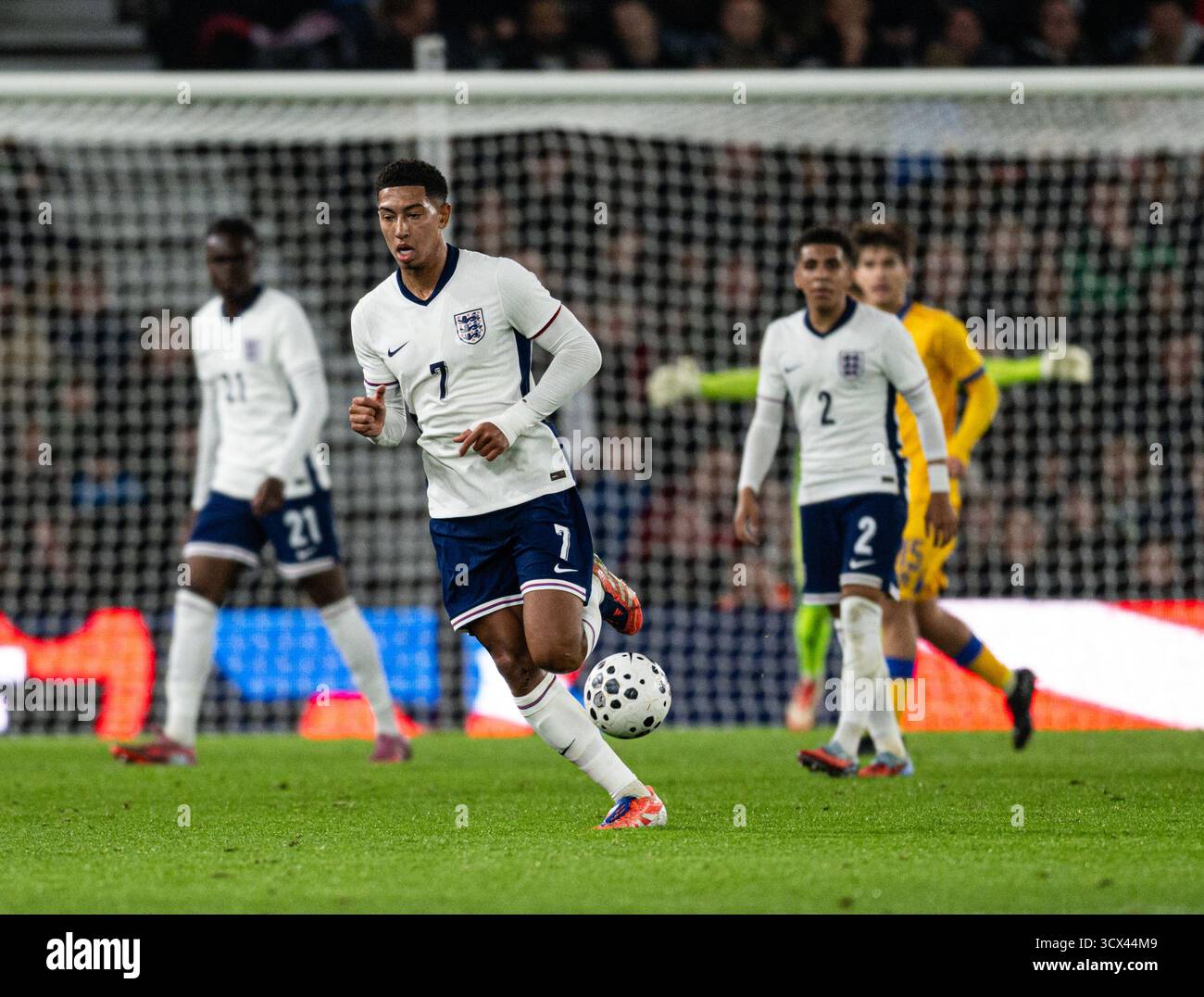 Pride Park, Derby, Midlands, Regno Unito. 13 ottobre 2025. Qualificazione al Campionato europeo Under 21 UEFA, Inghilterra contro Andorra; Jobe Bellingham dell'Inghilterra U21 sulla palla credito: Action Plus Sports/Alamy Live News Foto Stock