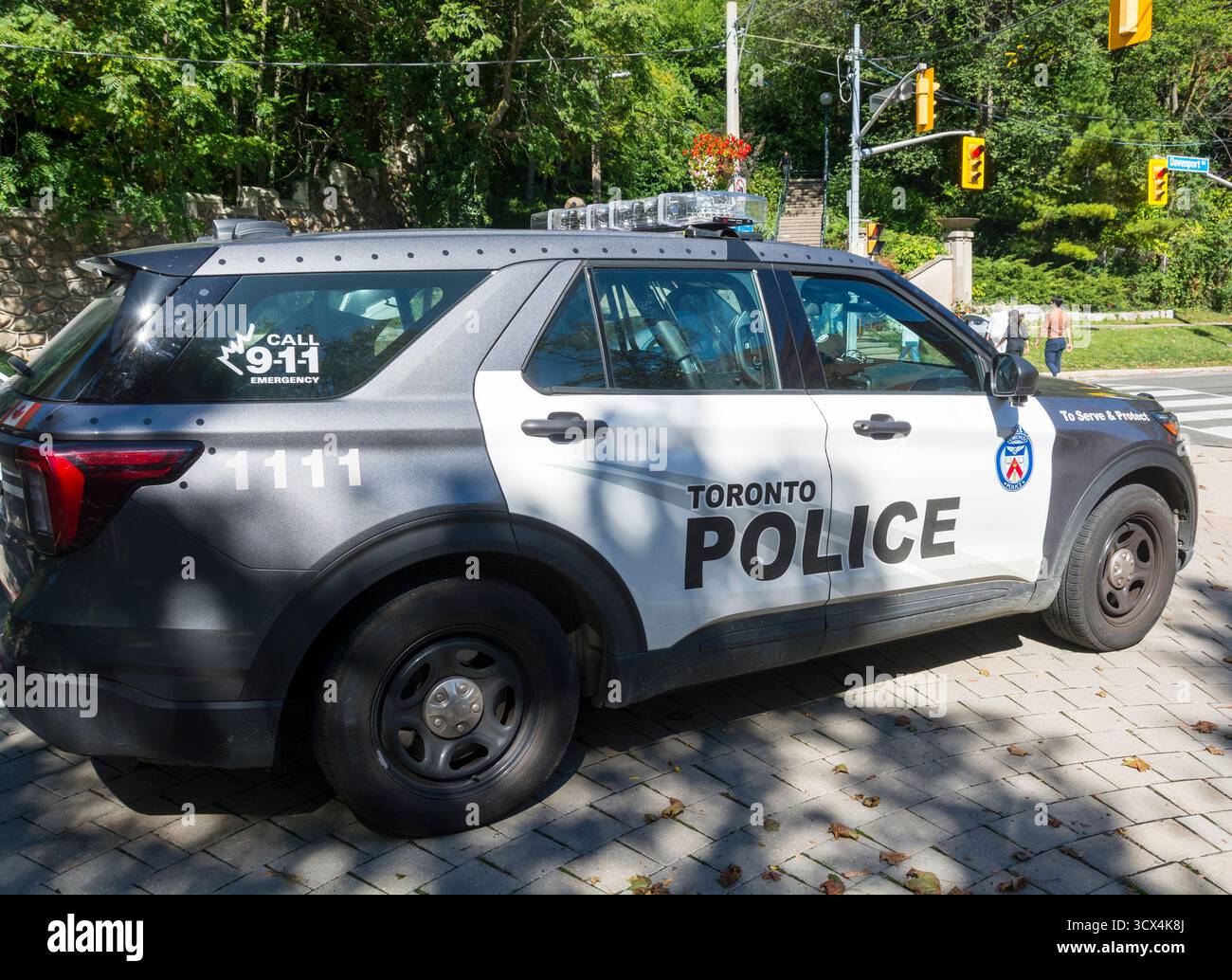 Un'auto della polizia di Toronto parcheggiata in un intersezione trafficata per aiutare la sicurezza dei pedoni Foto Stock