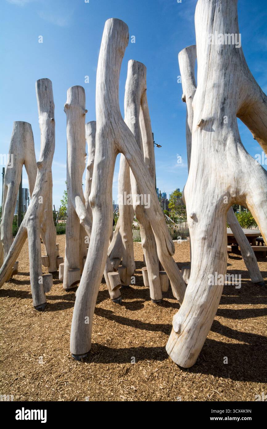 Una mostra interattiva nel parco Biidaasige chiamata 'foresta invertita' fatta di querce bianche piantate al rovescio, con sporgenze che salgono tagliate nei tronchi Foto Stock