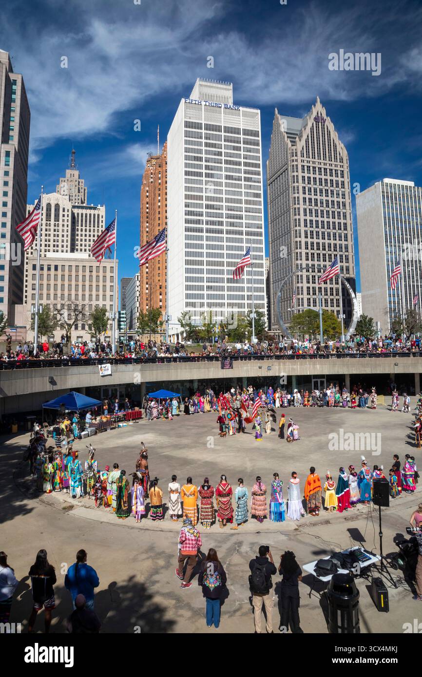 Detroit, Michigan, Stati Uniti. 13 ottobre 2025. Durante la giornata degli indigeni, le tribù indigene americane tennero un Pow Wow nel centro di Detroit. La città di Detroit (originariamente Waawiyatanong) riconosce il giorno come giorno degli indigeni, mentre il governo federale lo osserva solo come giorno di Colombo. Crediti: Jim West/Alamy Live News Foto Stock