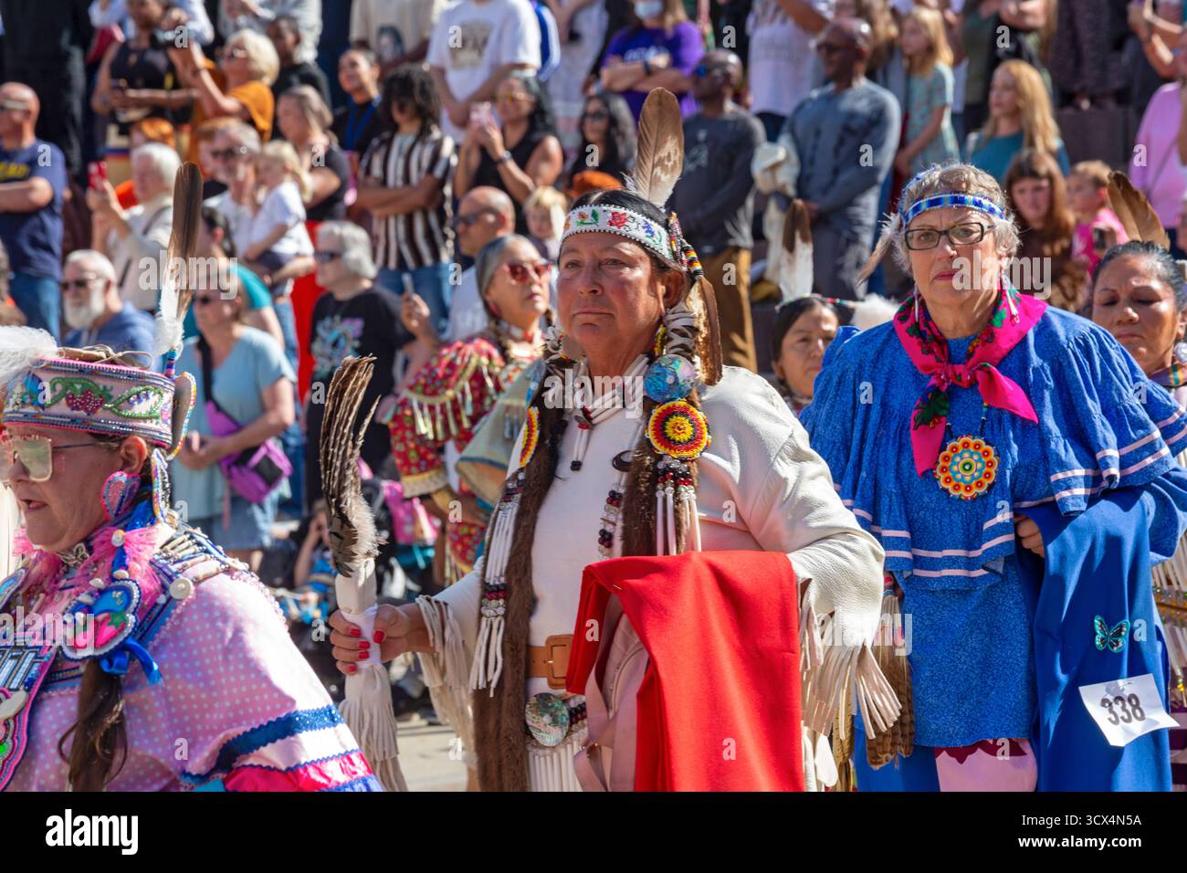 Detroit, Michigan, Stati Uniti. 13 ottobre 2025. Durante la giornata degli indigeni, le tribù indigene americane tennero un Pow Wow nel centro di Detroit. La città di Detroit (originariamente Waawiyatanong) riconosce il giorno come giorno degli indigeni, mentre il governo federale lo osserva solo come giorno di Colombo. Crediti: Jim West/Alamy Live News Foto Stock