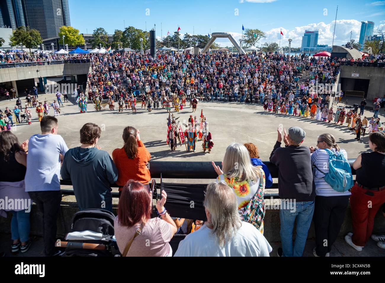 Detroit, Michigan, Stati Uniti. 13 ottobre 2025. Durante la giornata degli indigeni, le tribù indigene americane tennero un Pow Wow nel centro di Detroit. La città di Detroit (originariamente Waawiyatanong) riconosce il giorno come giorno degli indigeni, mentre il governo federale lo osserva solo come giorno di Colombo. Crediti: Jim West/Alamy Live News Foto Stock