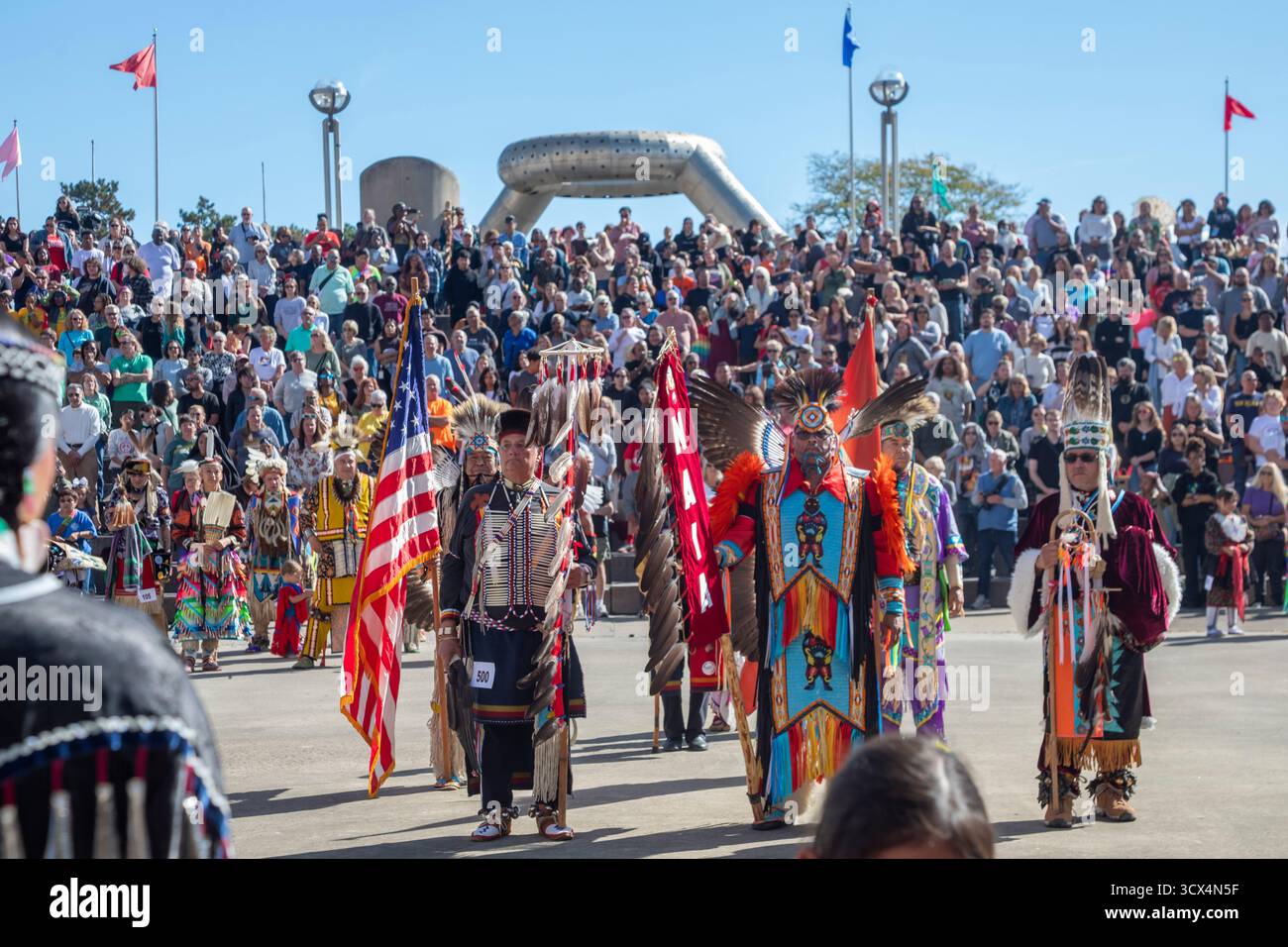 Detroit, Michigan, Stati Uniti. 13 ottobre 2025. Durante la giornata degli indigeni, le tribù indigene americane tennero un Pow Wow nel centro di Detroit. La città di Detroit (originariamente Waawiyatanong) riconosce il giorno come giorno degli indigeni, mentre il governo federale lo osserva solo come giorno di Colombo. Crediti: Jim West/Alamy Live News Foto Stock