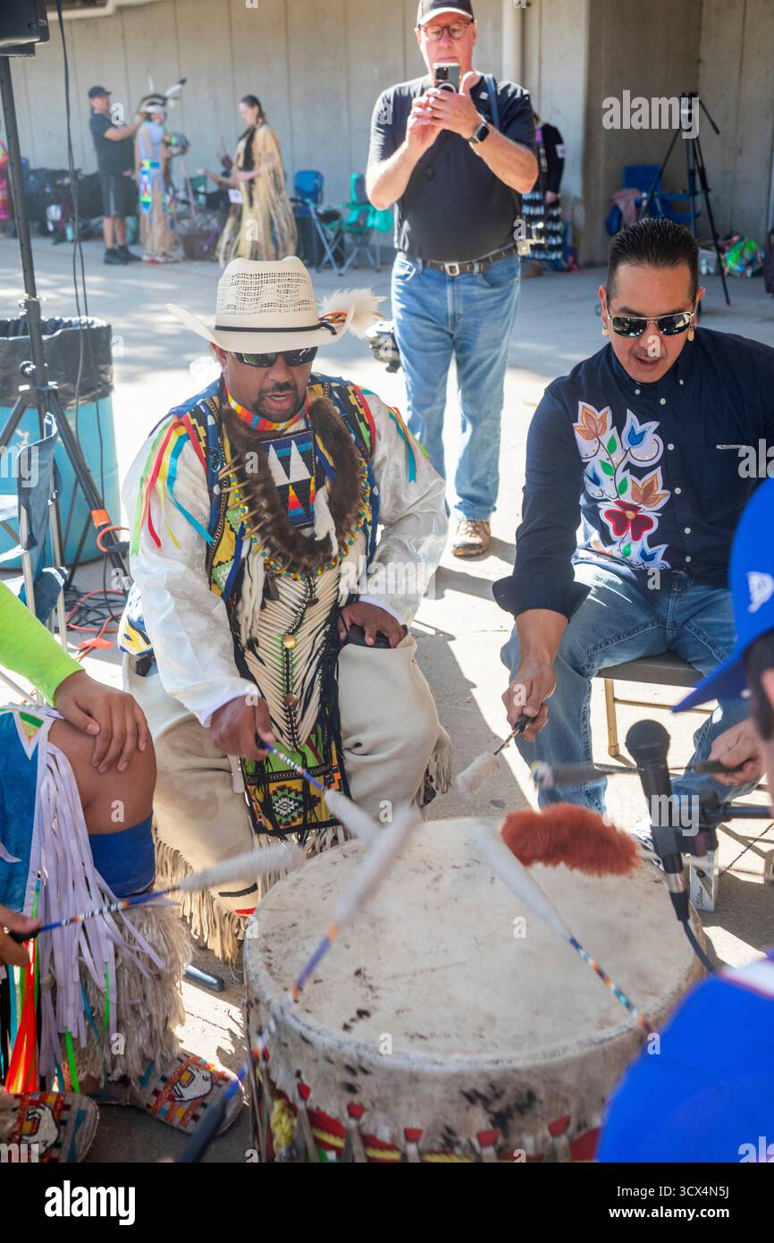 Detroit, Michigan, Stati Uniti. 13 ottobre 2025. Durante la giornata degli indigeni, le tribù indigene americane tennero un Pow Wow nel centro di Detroit. La città di Detroit (originariamente Waawiyatanong) riconosce il giorno come giorno degli indigeni, mentre il governo federale lo osserva solo come giorno di Colombo. Crediti: Jim West/Alamy Live News Foto Stock