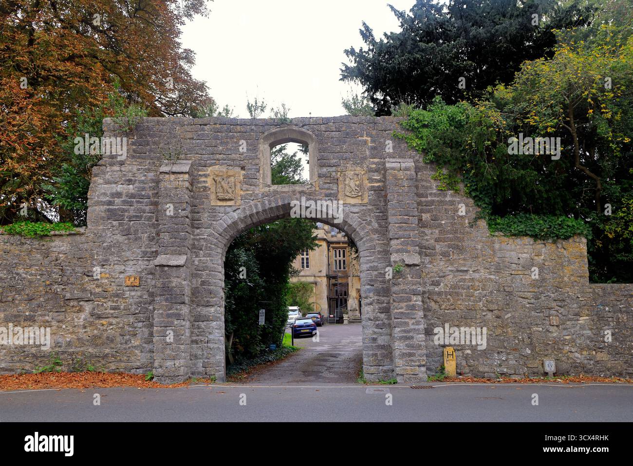 Ingresso ad arco a Abbey House, Chilkwell Street, Glastonbury, Somerset, Inghilterra sud-occidentale, Regno Unito. Preso il 2025 ottobre autunno Foto Stock