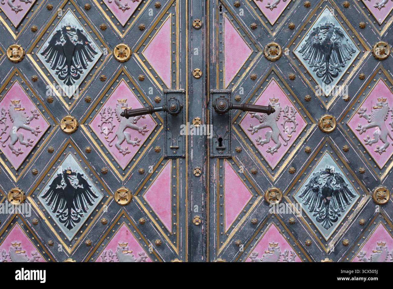 Vysehrad, Praga, Repubblica Ceca, Cechia. Porta storica e maniglia con ornamenti e decorazioni. Simbolo nazionale di leone e aquila. Foto Stock