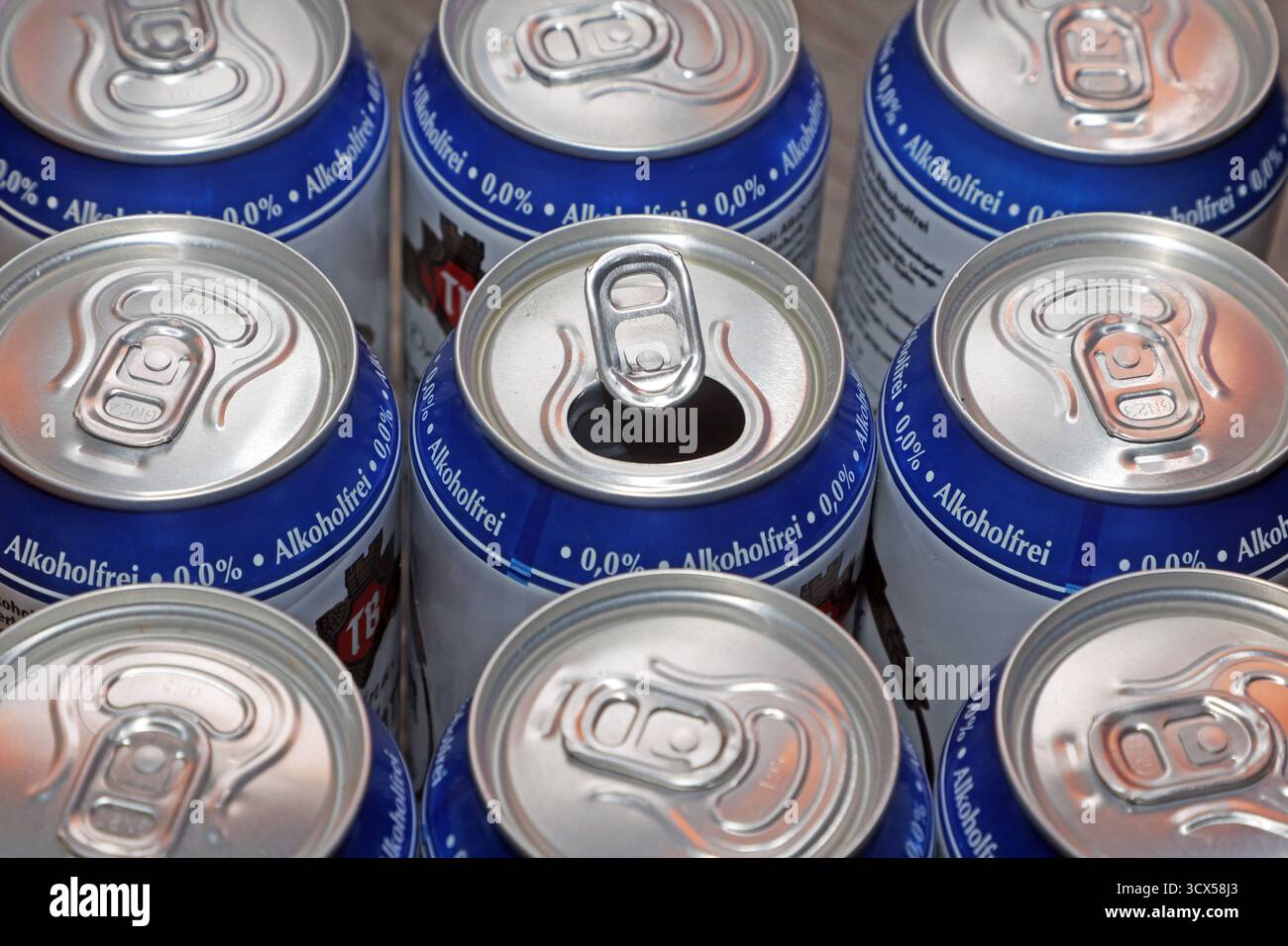 Bier in Blechdosen Bierdosen aus Blech mit akoholfreien Bier und einem Volumen von 0,5 litri *** birra in lattine di latta lattine di birra in latta con birra analcolica e un volume di 0,5 litri Foto Stock