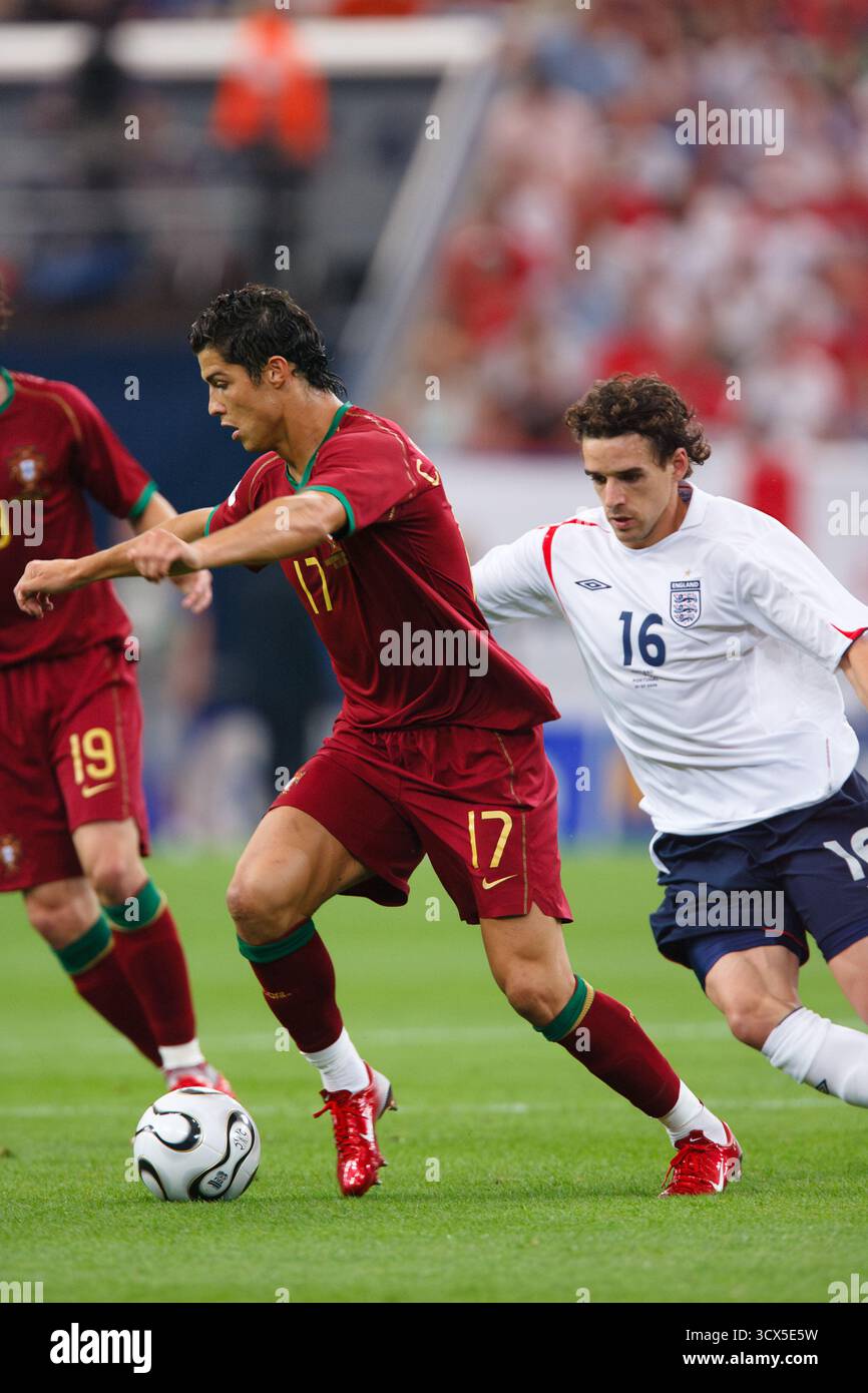 Cristiano Ronaldo del Portogallo (17) sul pallone contro Owen Hargreaves dell'Inghilterra (16) durante una partita di quarti di finale di Coppa del mondo FIFA il 1 luglio 2006 a Gelsenkirchen, Germania. Solo per uso editoriale. Uso commerciale vietato. Foto Stock
