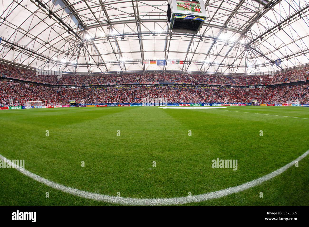 GELSENKIRCHEN - 1° LUGLIO: Vista dello stadio fisheye appena prima del calcio d'inizio di una partita dei quarti di finale della Coppa del mondo FIFA tra Inghilterra e Portogallo il 1° luglio 2006 a Gelsenkirchen, Germania. Solo per uso editoriale. Uso commerciale vietato. (Fotografia di Jonathan Paul Larsen / Diadem Images) Foto Stock