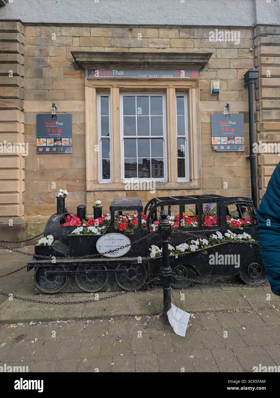 Le rovine di Whitby Abbey si affacciano sulla città costiera e sul porto, North Yorkshire, Inghilterra, Regno Unito. - Immagine stock catturata con smartphone