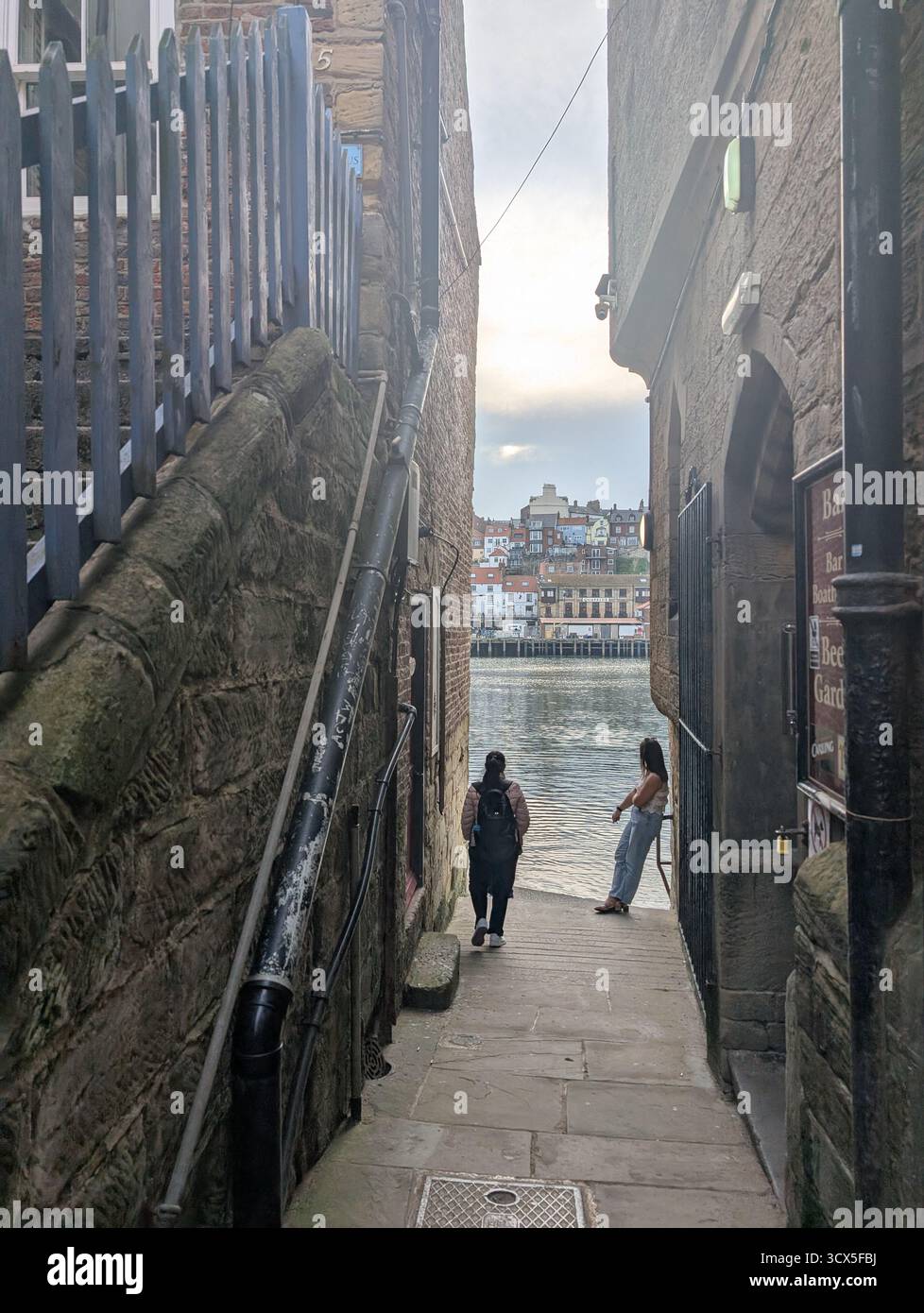 Le rovine di Whitby Abbey si affacciano sulla città costiera e sul porto, North Yorkshire, Inghilterra, Regno Unito. - Immagine stock catturata con smartphone
