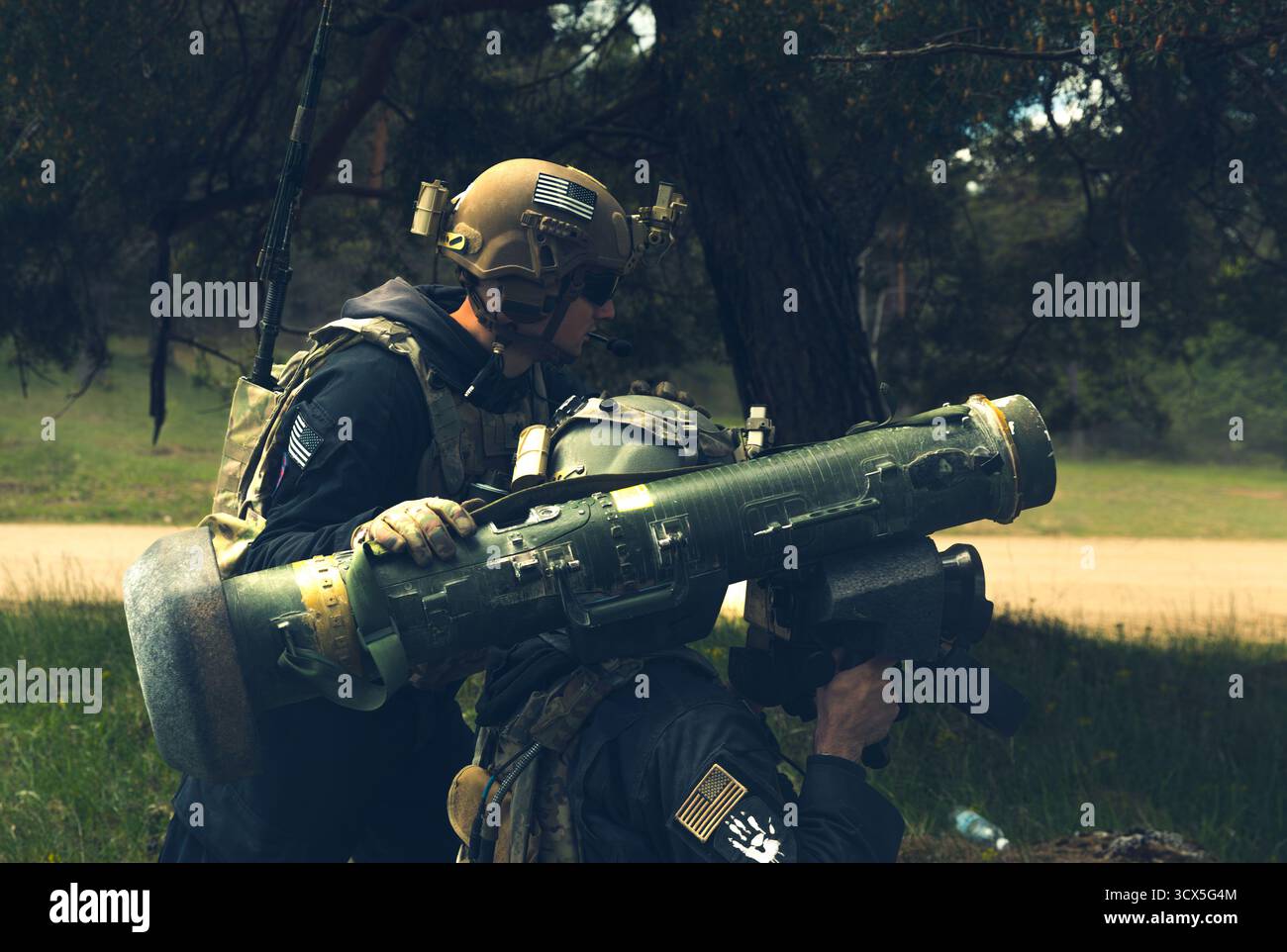 I soldati servono come forze opposte contro il 1st Battalion, il 67th Armored Regiment si preparano a sparare il FGM-148 Javelin mentre partecipano all'esercito Foto Stock