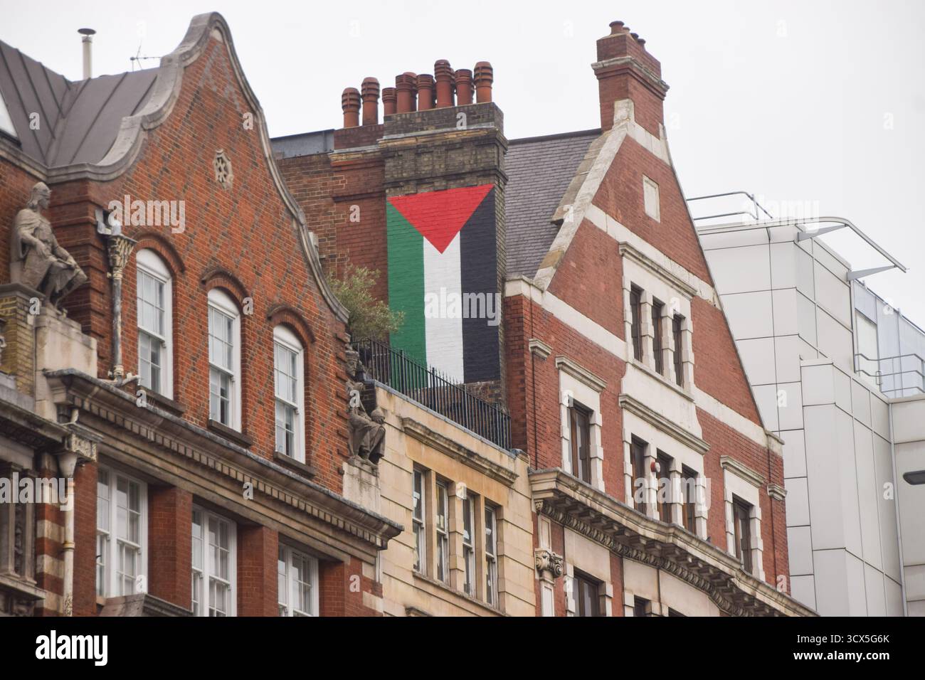Londra, Regno Unito. 10 ottobre 2025. Bandiera palestinese in cima al centro culturale e comunitario di Palestine House a Holborn. Credito: Vuk Valcic/Alamy Foto Stock