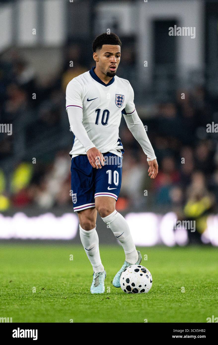 Pride Park, Derby, Midlands, Regno Unito. 13 ottobre 2025. Qualificazione al Campionato europeo Under 21 UEFA, Inghilterra contro Andorra; Ethan Nwaneri dell'Inghilterra U21 sulla palla credito: Action Plus Sports/Alamy Live News Foto Stock